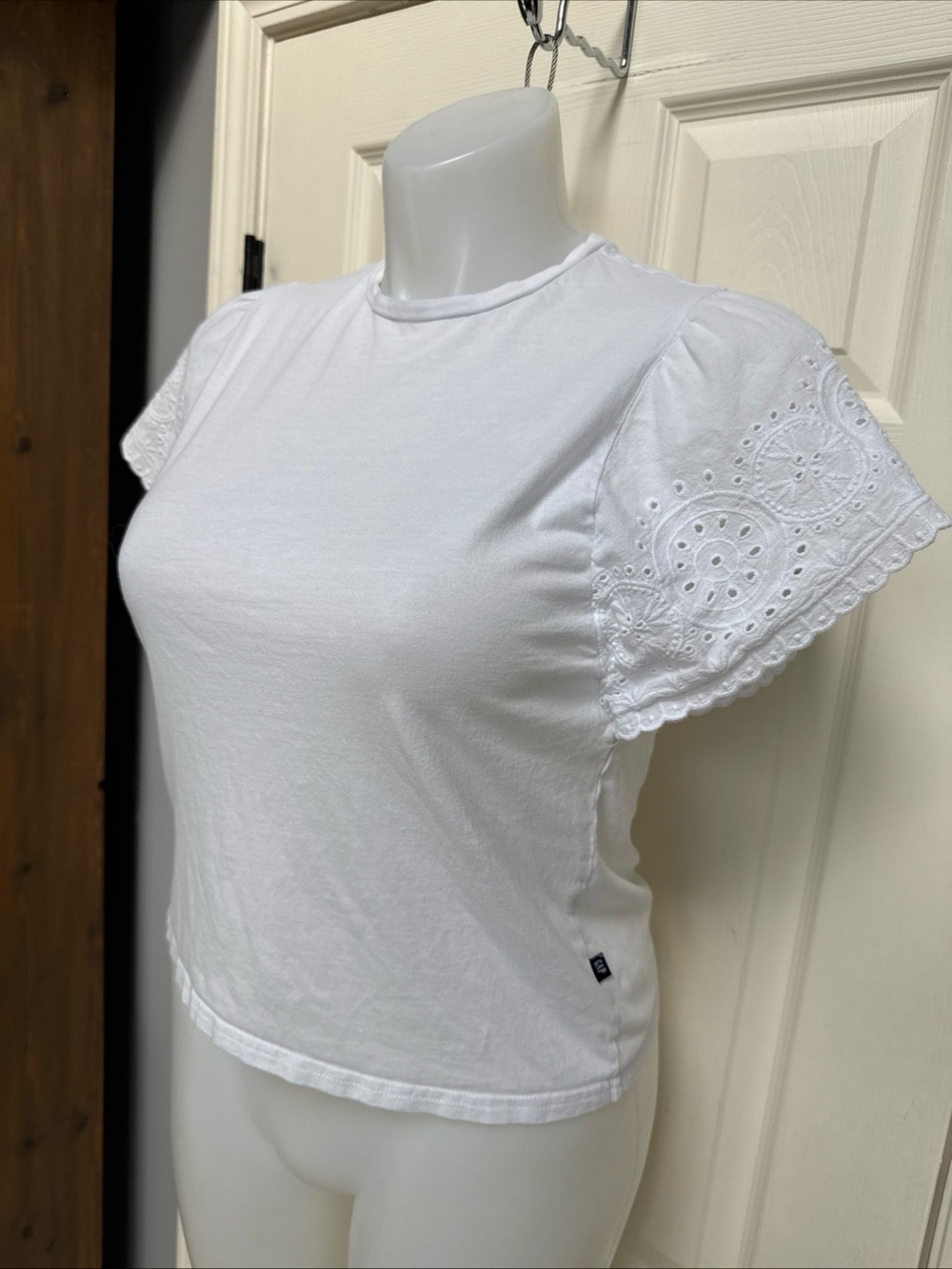 GAP Women's Lace Eyelet Shirt Flutter Short Sleeve White T-Shirt Top sz M - Picture 2 of 8